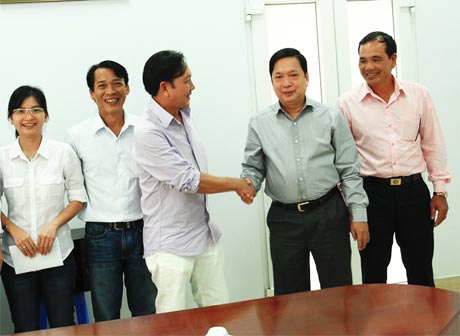 Bí thư Tỉnh ủy Trần Thế Ngọc thăm Công ty CP Hùng Vương - Khu công nghiệp Mỹ Tho. Ảnh: Phạm Huỳnh