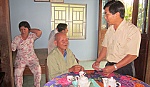 Đoàn đại biểu Quốc hội tỉnh tặng quà gia đình chính sách