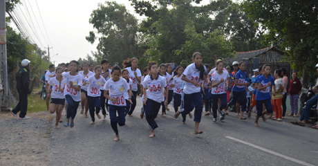 Xuất phát cự ly 3 km. Ảnh: Như Lam