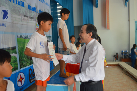 Ông Nguyễn Hữu Đức Tổng Biên tập Báo Ấp Bắc trao các giải nhất, nhì, ba và khuyến khích cho các em nhi đồng. Ảnh: Như Lam