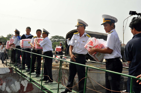 Chuyển quà xuống tàu mang ra nhà giàn.