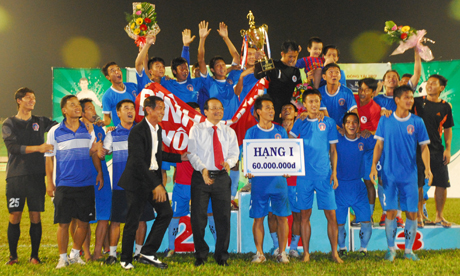 Ông Trần Thanh Đức,  Phó Chủ tịch UBND tỉnh  trao Cúp  Vô địch,  phần thưởng 60 triệu đồng cùng 10 triệu đồng của  nhà tài trợ  cho đội  vô địch.