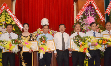 Lãnh đạo tỉnh tặng bằng khen cho các doanh nhân tiêu biểu 2013.
