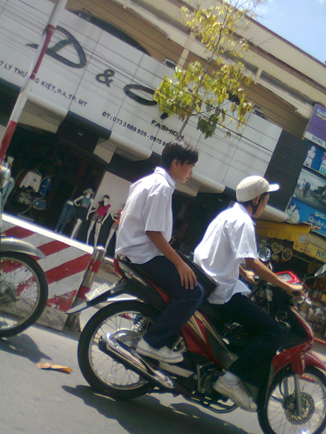 Học sinh vi phạm ATGT tại ngã tư Lý Thường Kiệt. Ảnh: Như Lam