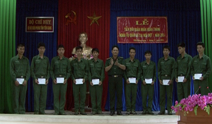 Trao Quyết định và tặng quà Tết cho quân nhân xuất ngũ.
