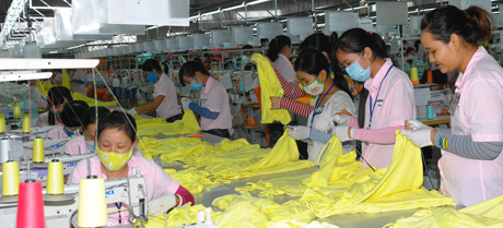 Sản xuất áo thời trang xuất khẩu tại Công ty Hansae - Khu công nghiệp Tân Hương.