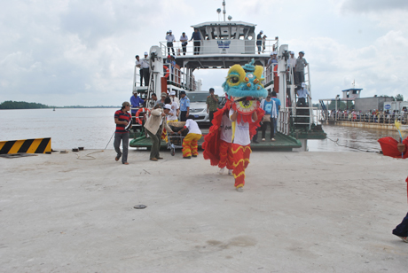 Bến phà Tân Long trong ngày khánh thành.