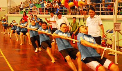 Các đội tham gia môn kéo co tại hội thao.