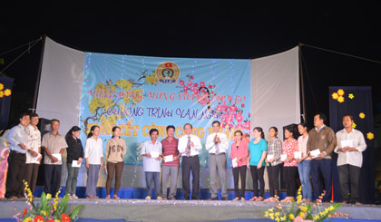công nhân, lao động có hoàn cảnh khó khăn nhận quà Tết tại đêm văn nghệ “Đón Tết cùng công nhân