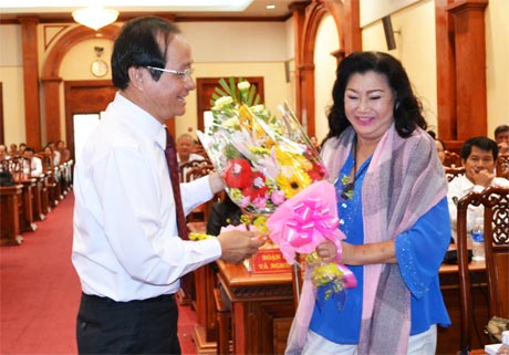 Tiến sĩ Trần Thanh Đức, Phó Chủ tịch UBND tỉnh tặng hoa Nghệ sĩ nhân dân Kim Cương.