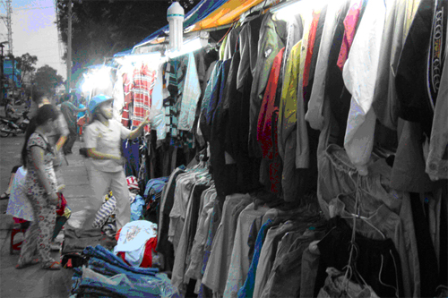 Lựa mua áo khoác tại một điểm bán quần áo may sẵn.