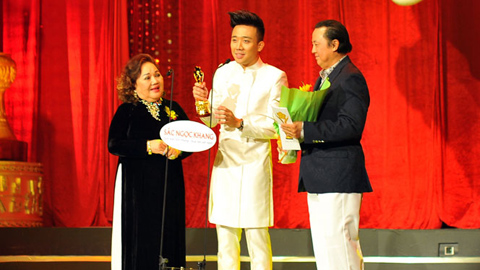 MC - diễn viên Trấn Thành nhận giải diễn viên hài được yêu thích nhất - Ảnh: Thanh Đạm 