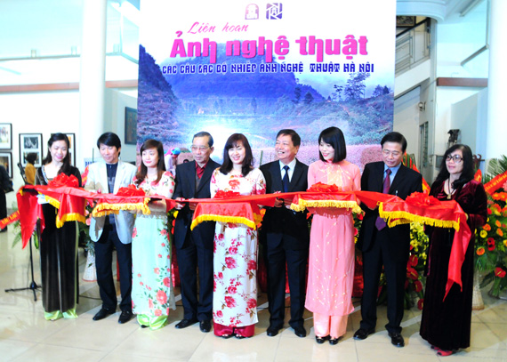 Lễ cắt băng khai mạc Triển lãm.