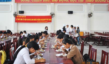 Bữa cơm từ thiện dành cho các em học sinh vượt khó.