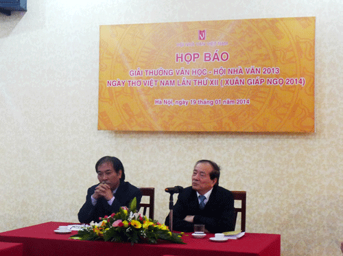 Nhà thơ Hữu Thỉnh, Chủ tịch Hội Nhà văn Việt Nam và nhà thơ Nguyễn Quang Thiều, Phó Chủ tịch Hội thông tin về Ngày thơ Việt Nam lần thứ 12.