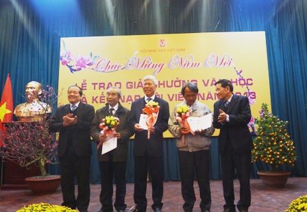 Nhà thơ Hữu Thỉnh trao Giải thưởng Văn học Hội Nhà văn Việt Nam 2013 cho các tác giả, tác phẩm xuất sắc.