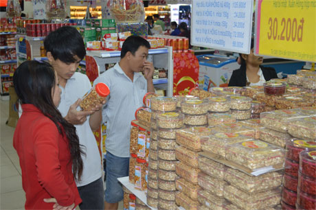 Khách hàng lựa chọn mua hàng hóa Tết tại Co.op Mart Mỹ Tho.