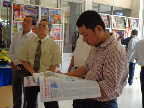 Độc giả tham quan Hội Báo Xuân Giáp Ngọ 2014. Ảnh: Minh Châu