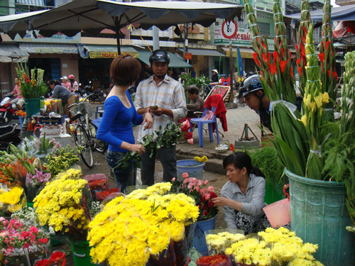 Lựa mua hoa ở một cửa hàng hoa tại chợ Mỹ Tho.
