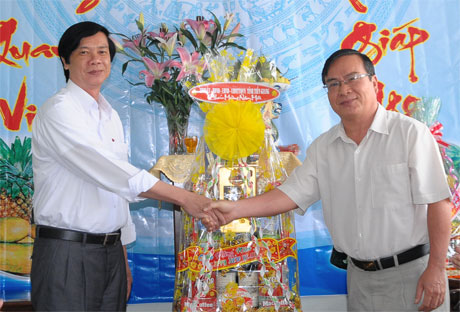 Ông Nguyễn Văn Danh, Phó Bí thư Thường trực Tỉnh ủy, Chủ tịch HĐND tỉnh chúc Tết lãnh đạo Huyện ủy Châu Thành.
