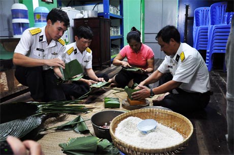 Cán bộ, chiến sĩ nhà giàn gói bánh chưng ăn Tết sớm.