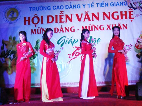 Thi trang phục truyền thống.