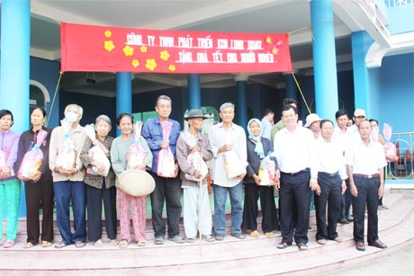 Trao quà Tết cho dân nghèo tại xã Tân Lập 1 và Tân Lập 2 (Tân Phước).
