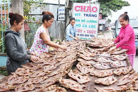 Cơ sở làm khô của cô Bảy tại xã Hậu Thành, Cái Bè.