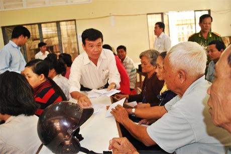 Ông Lê  Văn Nhớ - Bí thư Huyện ủy Tân Phú Đông tặng quà Tết cho hộ nghèo xã Tân Phú.