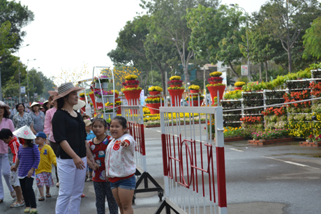 Tham quan đường hoa Hùng Vương