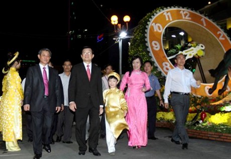 Chủ Tịch nước thăm đường hoa Nguyễn Huệ. 
