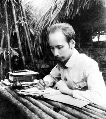 Bác Hồ làm thơ những ngày đầu  đấu tranh cách mạng ở chiến khu Việt Bắc (Ảnh tư liệu TTXVN)