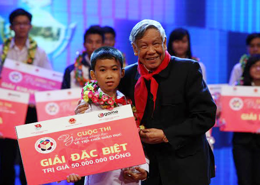 Nguyên Tổng Bí thư Lê Khả Phiêu trao giải đặc biệt cuộc thi viết “Ý tưởng sáng tạo về trò chơi giáo dục trực tuyến” cho em Nguyễn Minh Nhựt 