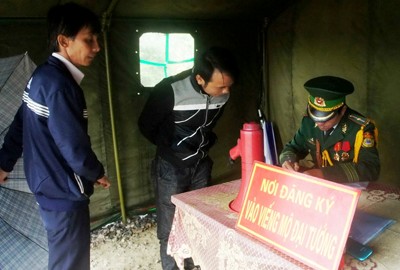 Ghi tên danh sách, hướng dẫn đoàn khách viếng. Ảnh: VGP/Minh Trang