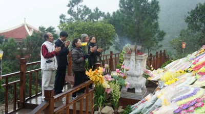 Mỗi ngày có khoảng 1.000 người đến Vũng Chùa tưởng nhớ Đại tướng