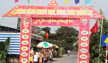 Cổng chào mừng Đảng mừng Xuân ở Mỹ Trung. 		   Ảnh: Hữu Thọ