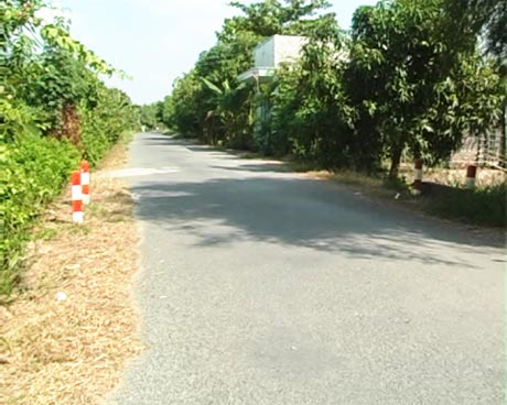 Nhân dân ấp 4 hiến đất mở rộng đường giao thông nông thôn.