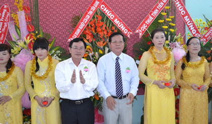 Ông Nguyễn Chiến Bình, Phó Tổng Thanh tra Chính phủ và ông Nguyễn Văn Khang, Chủ tịch UBND tỉnh trao vàng cho người lao động Công ty Hoan Vinh.