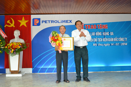 Ông Lê Văn Nghĩa, Phó Chủ tịch UBND tỉnh, trao Huân chương Lao động hạng III cho ông Nguyễn Văn Hai.