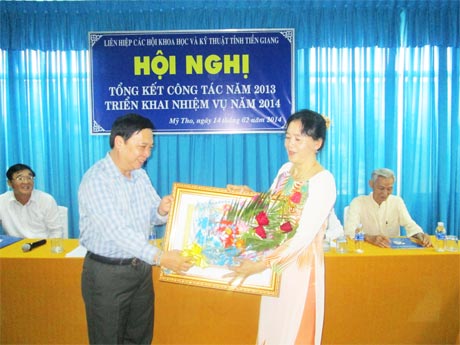 Ông Trần Thế Ngọc, Bí thư Tỉnh ủy trao Huân chương  Lao động hạng Ba cho bà Hồ Thị Ánh Tuyết.        