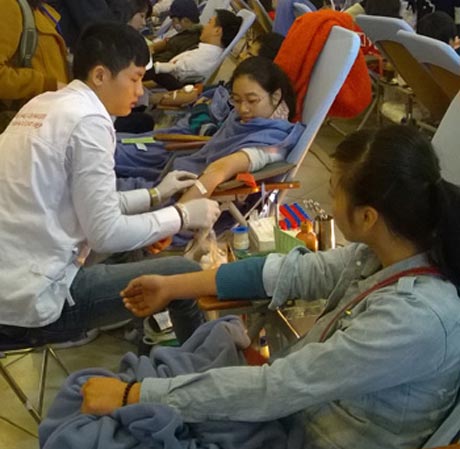 Các bạn trẻ háo hức hiến máu tại Lễ hội Xuân Hồng 2014.
