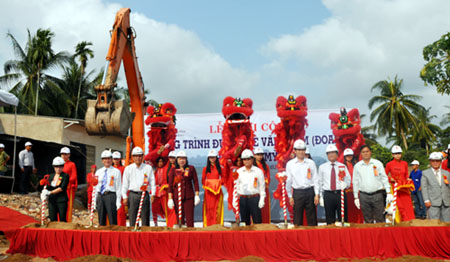Lãnh đạo tỉnh, TP. Mỹ Tho và Sở Giao thông vận tải thực hiện nghi thức khởi công.