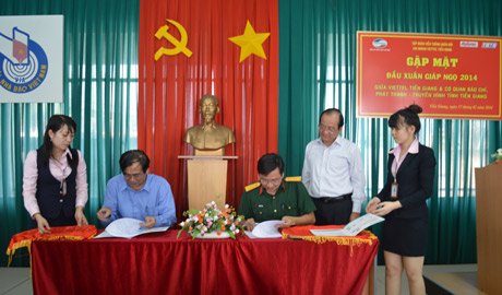 Ký kết giữa Báo Ấp Bắc và Viettle dưới sự giám sát ông Trần Thanh Đức Phó Chủ tịch UBND tỉnh