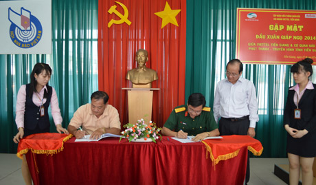 Ký kết giữa Đài THTG và Viettle dưới sự giám sát ông Trần Thanh Đức Phó Chủ tịch UBND tỉnh.