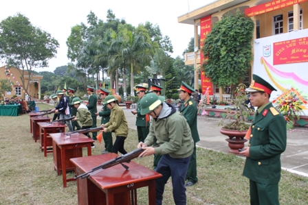 Học sinh trường THPT Hồ Xuân Hương (quận Thanh Xuân, Hà Nội)  thực hành tháo lắp súng tại Hội thao giáo dục quốc phòng - an ninh.  (Nguồn: phapluatvn.vn)