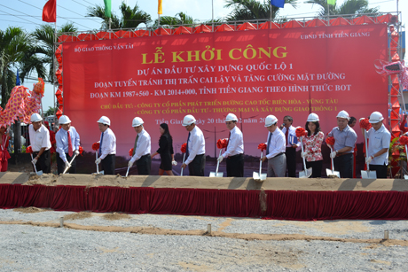 Lãnh đạo Bộ Giao thông - Vận tải, Bộ Xây dựng, lãnh đạo tỉnh Tiền Giang, TP. Cần Thơ và các đơn vị liên quan thực hiện nghi thức động thổ công trình.