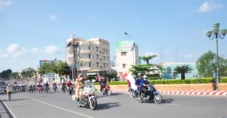 Lực lượng CSGT phối hợp với Tỉnh đoàn ra quân tuyên truyền về đảm bảo ATGT đường bộ. 					                  Ảnh: L.H