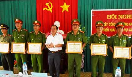 Khen thưởng các tập thể, cá nhân về thành tích năm 2013. 