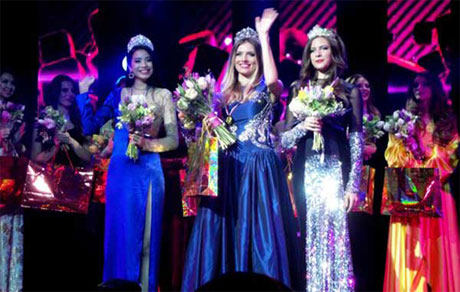 Phạm Hương (trái) đoạt danh hiệu Á hậu 1 Miss World Sport 2014. Ảnh: V.T