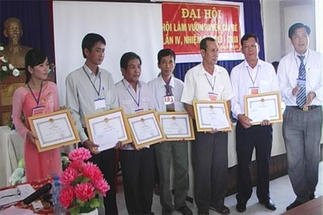6 cá nhân được UBND huyện tặng Giấy khen.
